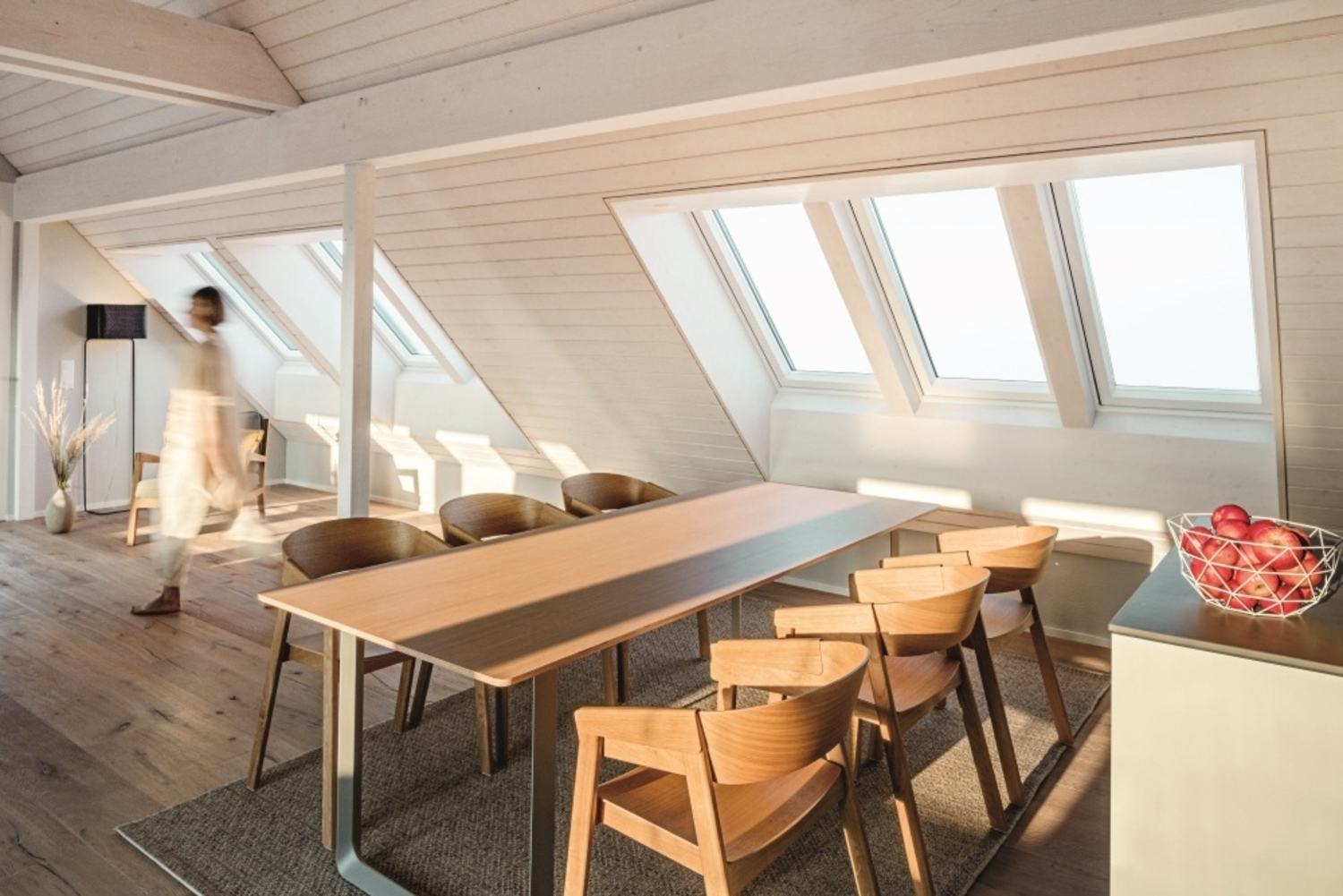 Lumière intérieure salle à manger avec fenêtres de toit