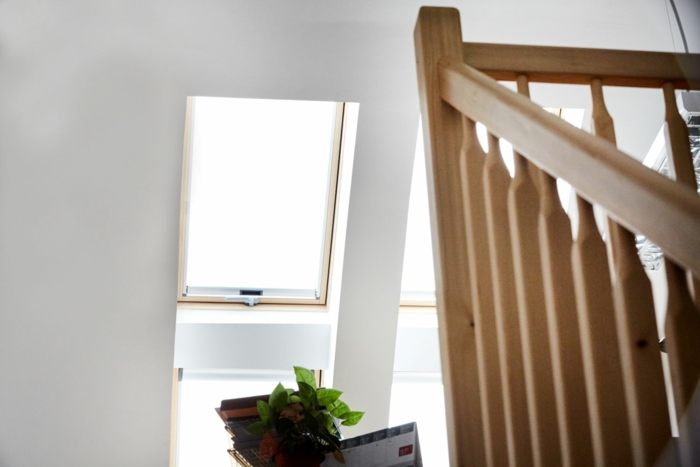 Vue d'un escalier avec fenêtre de toit en bois